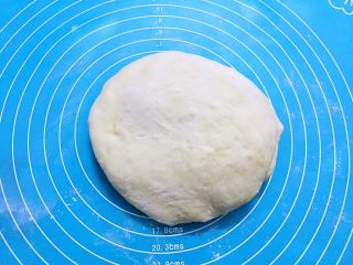 最爱面包+椰蓉酱面包,取出面团按压排气揉均匀