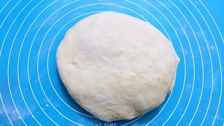 最爱面包+椰蓉酱面包,取出面团按压排气揉均匀