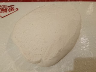 最爱面包+米製小面包,在揉面墊上撒點防沾粉，倒出發酵好的面團。