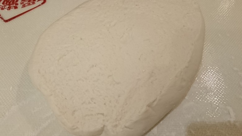 最爱面包+米製小面包,在揉面墊上撒點防沾粉，倒出發酵好的面團。