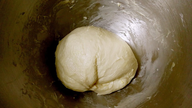 最爱面包+黄油小餐包,用刮刀把黄油包入面团内。