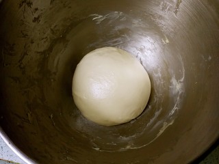 最爱面包+黄油小餐包,把面团滚圆，放入容器，盖上保鲜膜，进行室温发酵。