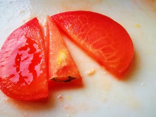 家宴颜值凉菜～番茄豆腐花,再切成半圆形