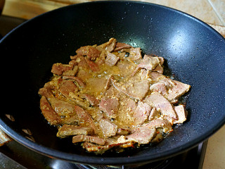 爆炒猪肝,锅里上油，放入猪肝过油，大概三四分钟出锅