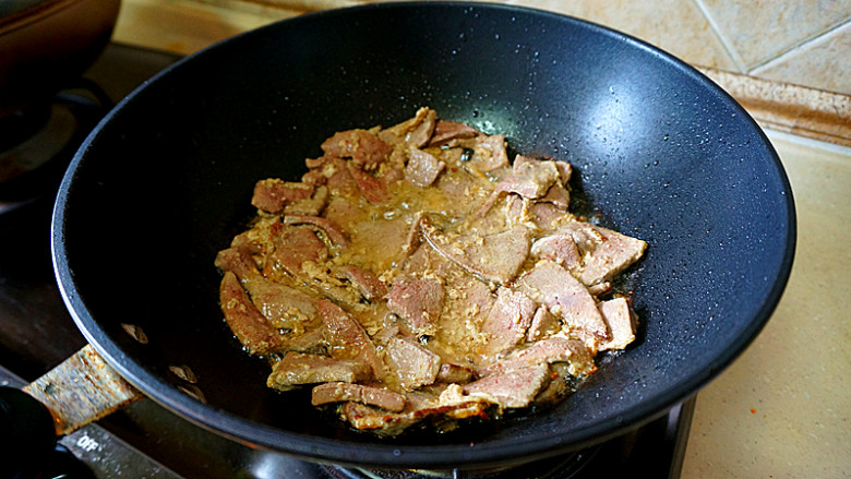 爆炒猪肝,锅里上油，放入猪肝过油，大概三四分钟出锅