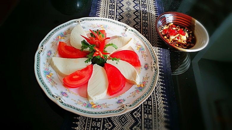 家宴颜值凉菜～番茄豆腐花,上菜喽 浇汁或蘸料吃都可以啊