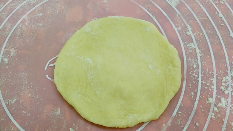 最爱面包+黄油小餐包,取一个松弛好的小面团，用手掌轻轻按压整理成约5毫米厚的面皮。