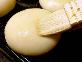 最爱面包+黄油小餐包,发酵至1倍大，表面刷一层全蛋液。烤箱预热180度。
