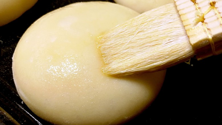 最爱面包+黄油小餐包,发酵至1倍大，表面刷一层全蛋液。烤箱预热180度。