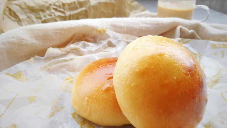 最爱面包+黄油小餐包,入烤箱，180度烘烤20分钟，取出晾凉。
