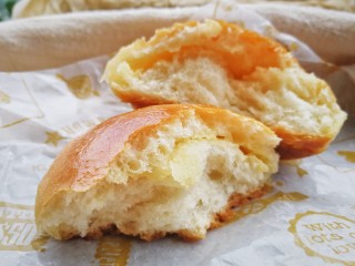 最爱面包+黄油小餐包,面包超级松软，夹馅香甜浓郁。