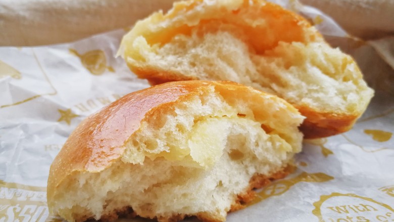 最爱面包+黄油小餐包,面包超级松软，夹馅香甜浓郁。
