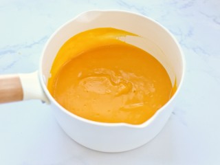 奶油南瓜浓汤,启动料理机打成细腻的南瓜糊，倒入小锅中