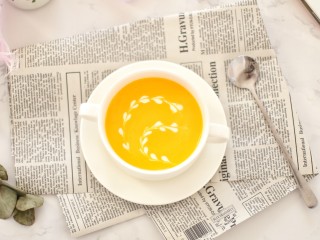 奶油南瓜浓汤,一道漂亮美味的奶油南瓜浓汤就做好了！