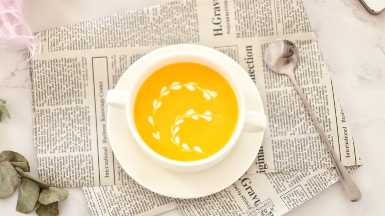 奶油南瓜浓汤,一道漂亮美味的奶油南瓜浓汤就做好了！