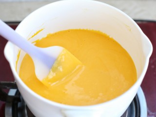 奶油南瓜浓汤,搅拌均匀用小火煮至沸腾状态