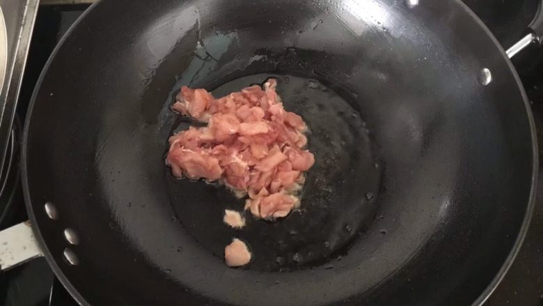 莲藕炒肉片,炒锅放油烧热下入腌制入味的肉片。