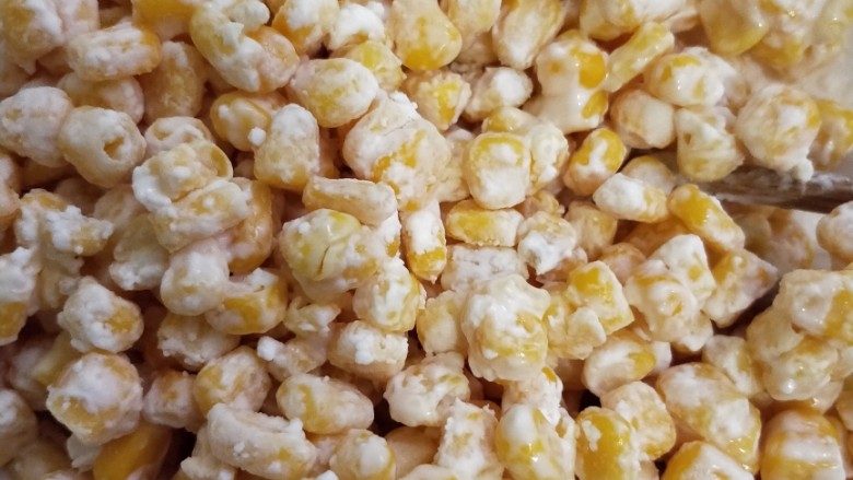 黄金玉米,搅拌均匀，让每颗玉米都裹上淀粉