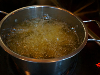 麻辣鸡米花,一个深一点的锅子里倒入多一点的油，油烧制七八成热的时候一个个放入鸡块
大火炸一会儿再转中小火
不然外面糊了里面肉还没熟呢