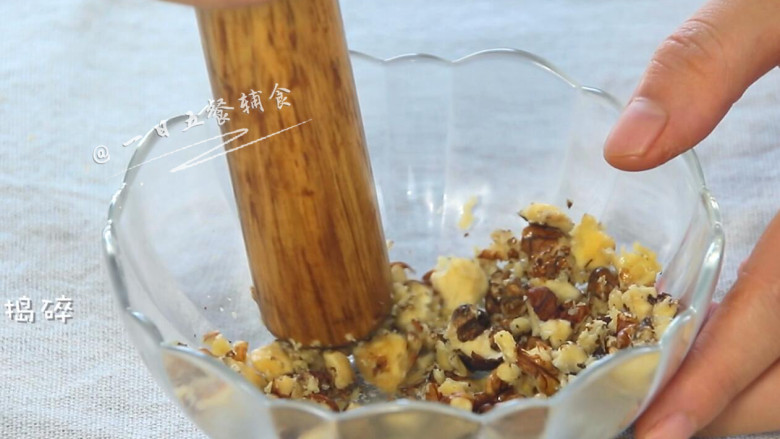 豆浆藜麦饭,用擀面杖将核桃捣碎，3岁以下的宝宝最好用料理机将核桃打成末，更细腻。