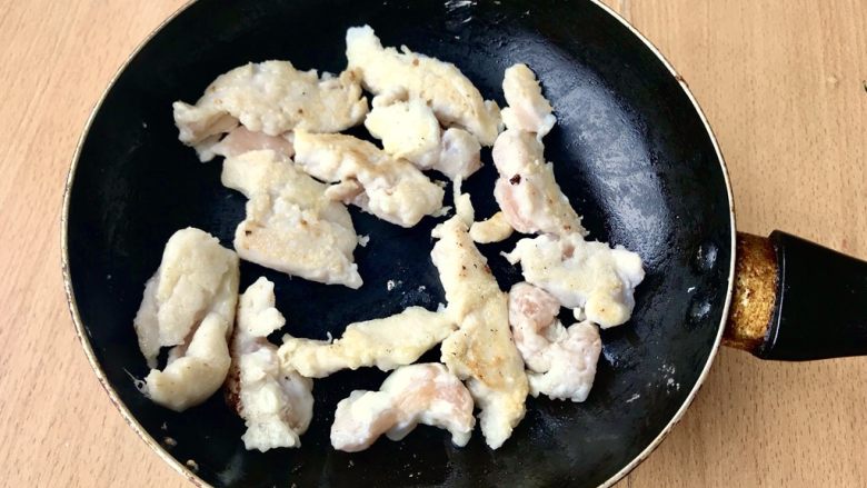 糖醋菜+糖醋鸡胸肉,等鸡胸肉表面变白就马上出锅装一盘待用。