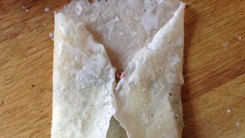网红豇豆饼,把上面的封口处抹点水淀粉，折过来盖住封口