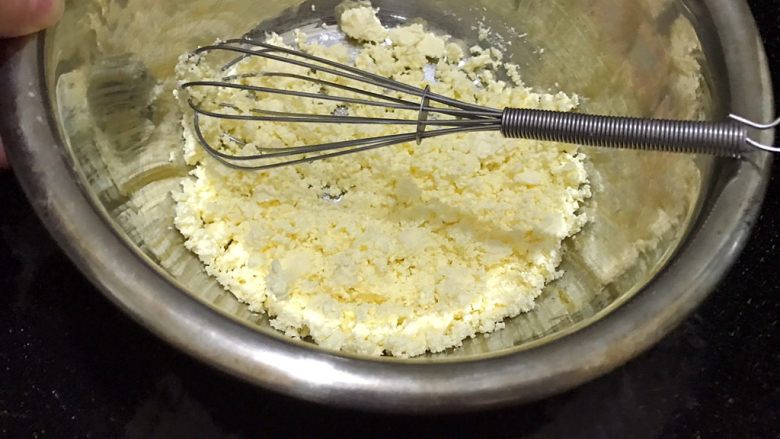 解救冻坏的奶酪——轻芝士蛋糕,坐锅隔热水用手抽慢慢搅拌