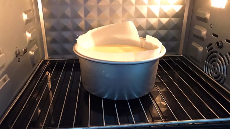 解救冻坏的奶酪——轻芝士蛋糕,放入预热好的烤箱中层170度烤25分钟，上色好后转135度烤30分钟至熟透，再烤箱闷30分钟再出炉
这里我们用的隔水浴法
