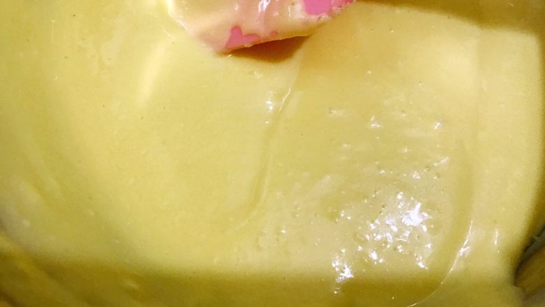 解救冻坏的奶酪——轻芝士蛋糕,翻拌均匀至无面粉颗粒