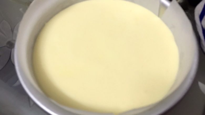 解救冻坏的奶酪——轻芝士蛋糕,倒入模具里震出大气泡