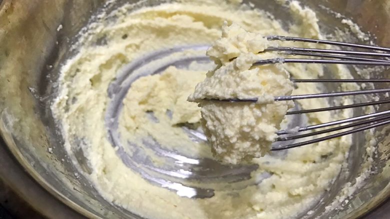 解救冻坏的奶酪——轻芝士蛋糕,开始会很多颗粒，别着急慢慢搅拌