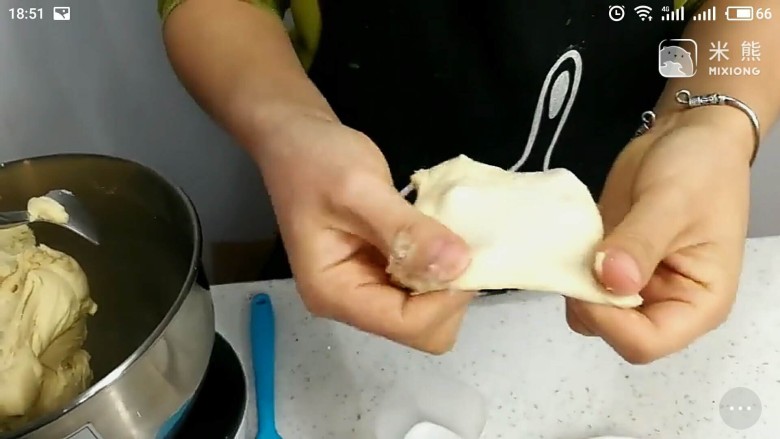 牛角面包--小餐包,开始快速搅拌至出现厚膜，就可以放盐了