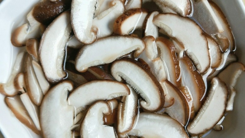 香菇肉片,然后放入淡盐水中泡出泥沙