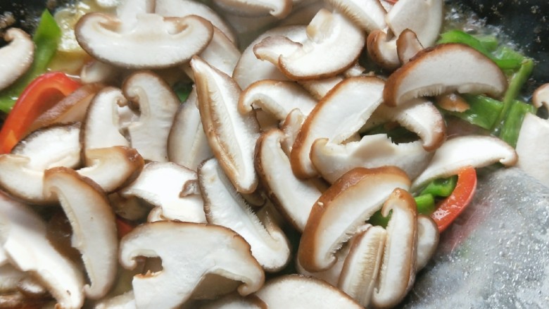 香菇肉片,放入香菇继续炒