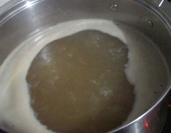 秋梨膏,煮的过程中会有浮沫产生