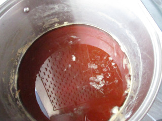 秋梨膏,待梨汁的颜色变的棕红时，要不断的搅拌，谨防糊底