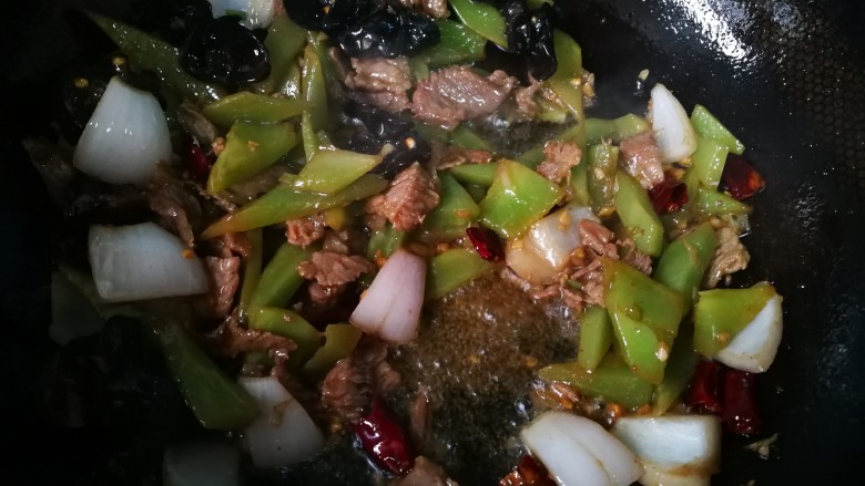 #懒人料理#小炒莴笋肉片,倒入炒好的肉片，翻炒几下，出锅。