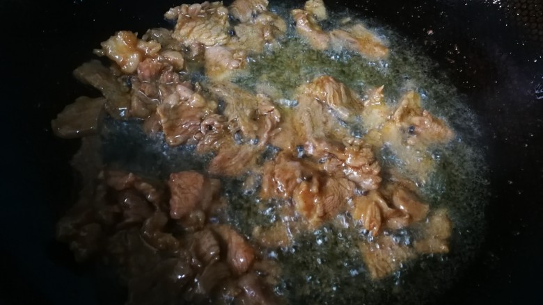 #懒人料理#小炒莴笋肉片,大火肉炒白过一两分钟，然后盛出。