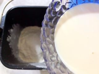 最爱面包+面包机版杂果干吐司,加入80g纯牛奶，沿着面包桶的边缘慢慢倒一圈进去，尽量不要倒在中间