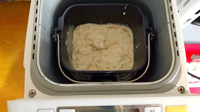 最爱面包+面包机版杂果干吐司,面包桶放进面包机，选择揉面功能，8分钟