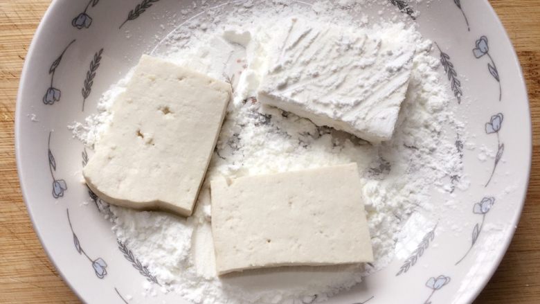 糖醋菜+糖醋脆皮豆腐,将豆腐块均匀的沾上淀粉。