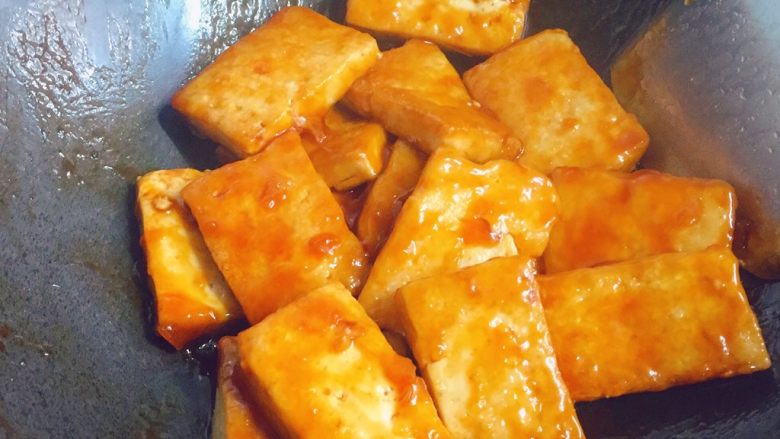 糖醋菜+糖醋脆皮豆腐,快速翻炒均匀，使每一块豆腐都均匀地裹上糖醋汁即可。
