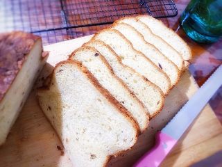 最爱面包+面包机版杂果干吐司,晾凉后就可以切片了，松软好吃，赞赞赞
