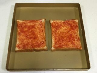 南极磷虾吐司披萨,在吐司片上抹上适量的番茄酱。