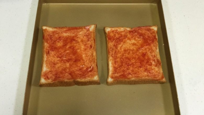 南极磷虾吐司披萨,在吐司片上抹上适量的<a style='color:red;display:inline-block;' href='/shicai/ 699'>番茄酱</a>。