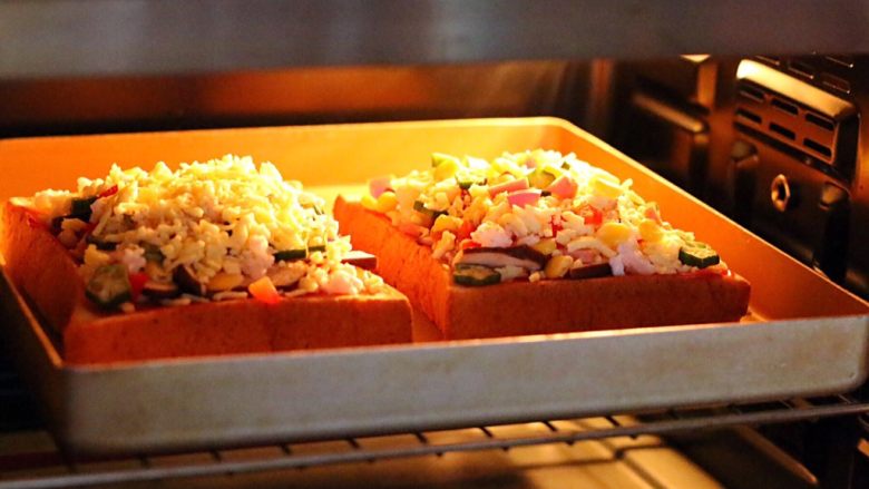 南极磷虾吐司披萨,入预热的烤箱中层。