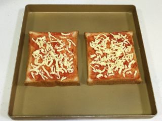 南极磷虾吐司披萨,撒上1/3的马苏里拉奶酪。