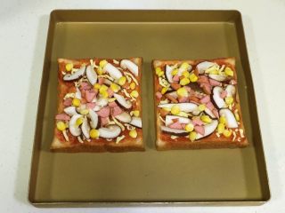 南极磷虾吐司披萨,放上香菇片、玉米和香肠丁。