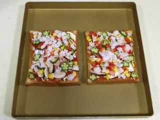南极磷虾吐司披萨,再继续放上切好的秋葵、红椒以及南极磷虾肉。