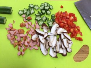 南极磷虾吐司披萨,把秋葵、香菇和红椒洗净擦干，用刀把红椒和香肠切丁，把香菇和秋葵切片。